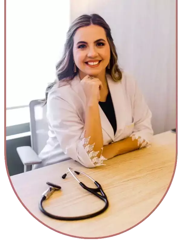 Dra Louise Machado em atendimento presencial